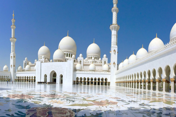 Explore Abu Dhabi - A Tour of Culture, Luxury, and History